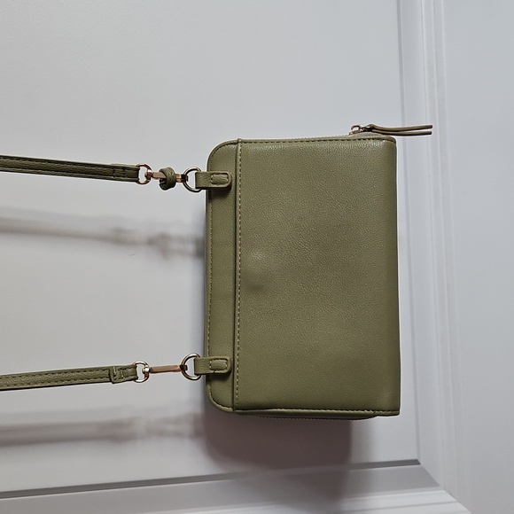 2/$20 Myztique - Olive Green Crossbody Bag - Perfect Size And Storage - Picture 3 of 4